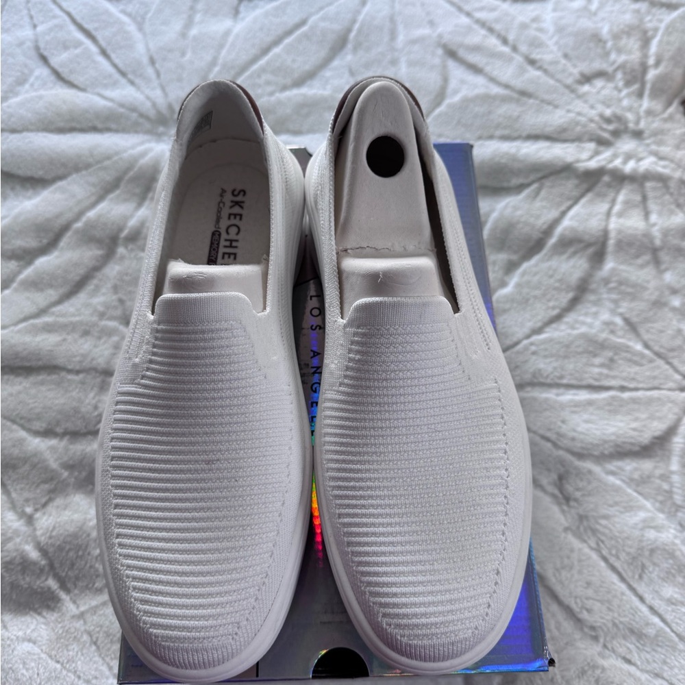 Skechers Women’s size 8 Classic White Slip-Ons